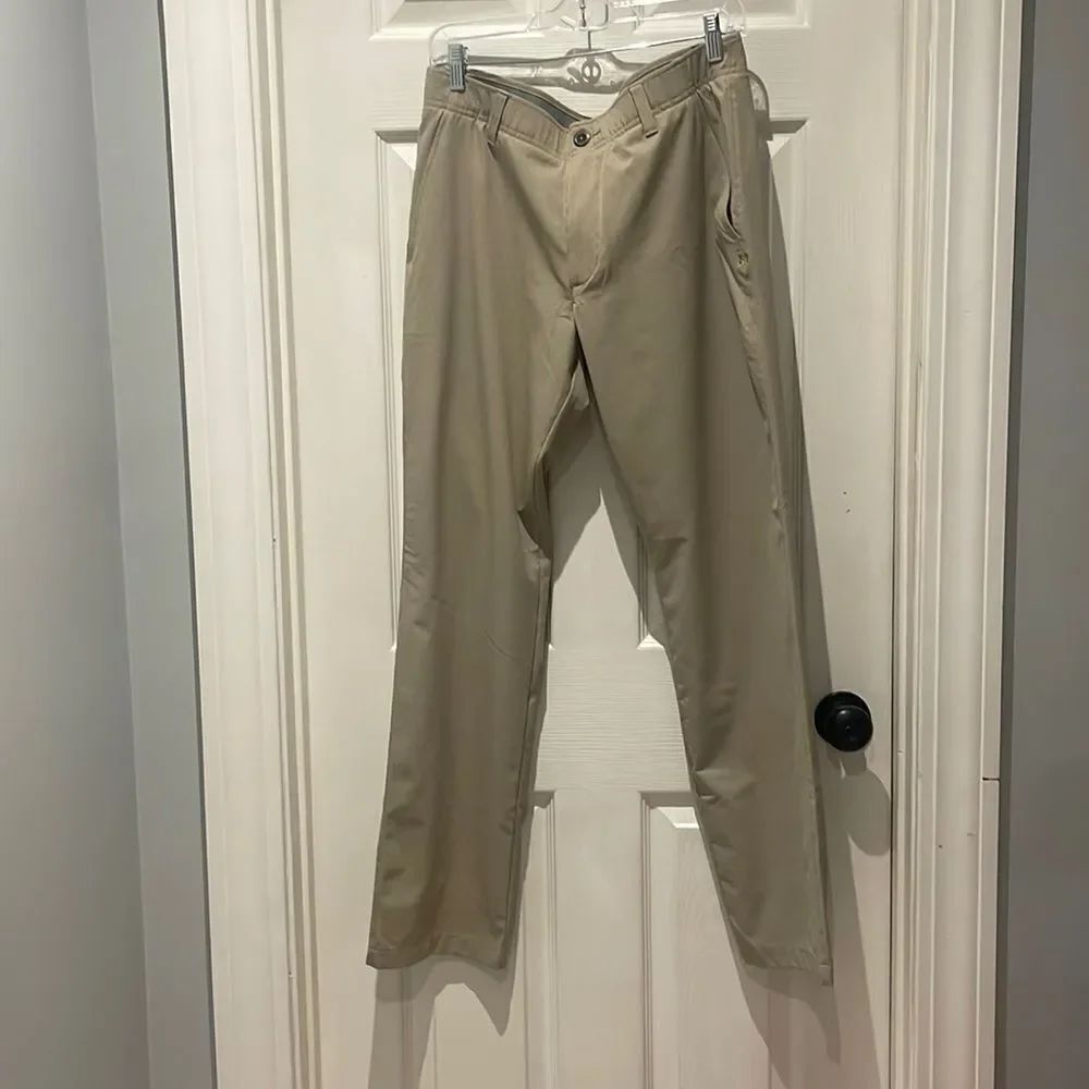 Under Armour golf khakis SZ 34X32 athletic pants